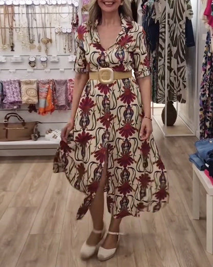 Vestido com estampa vintage e fenda na lapela