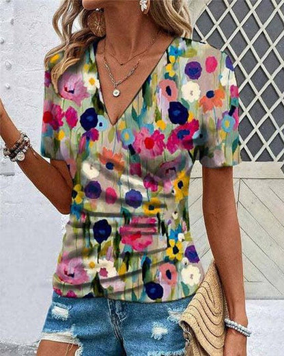 Blusa floral de manga corta con escote en pico