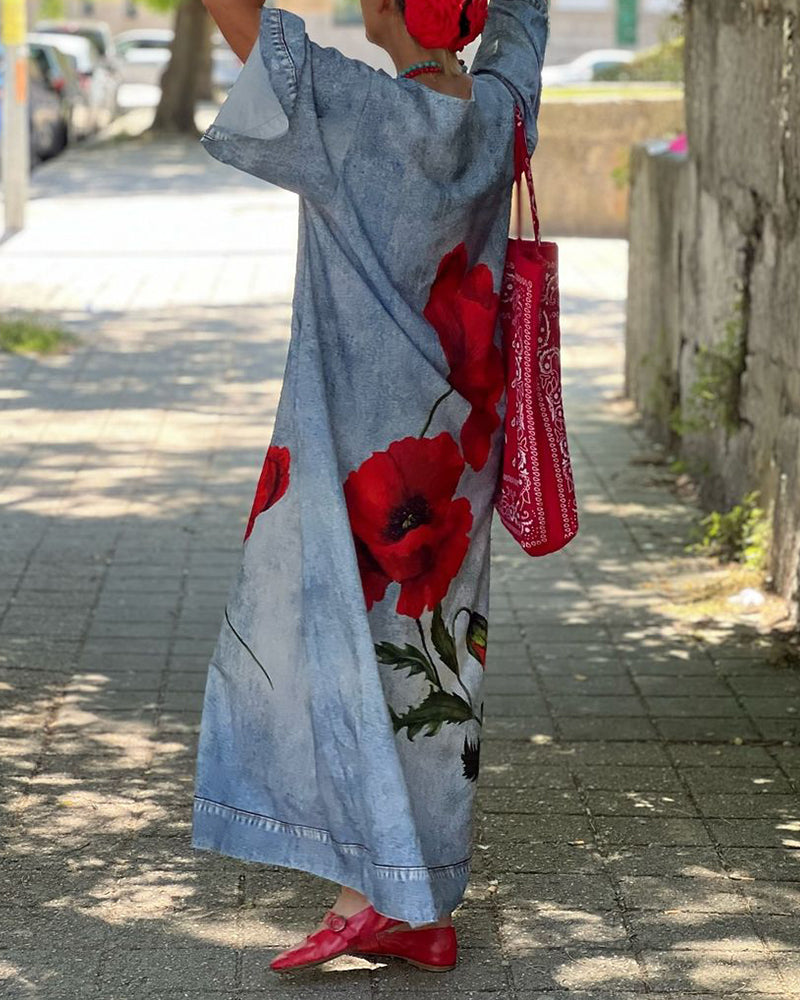 Vestido casual suelto con estampado floral y escote en pico.