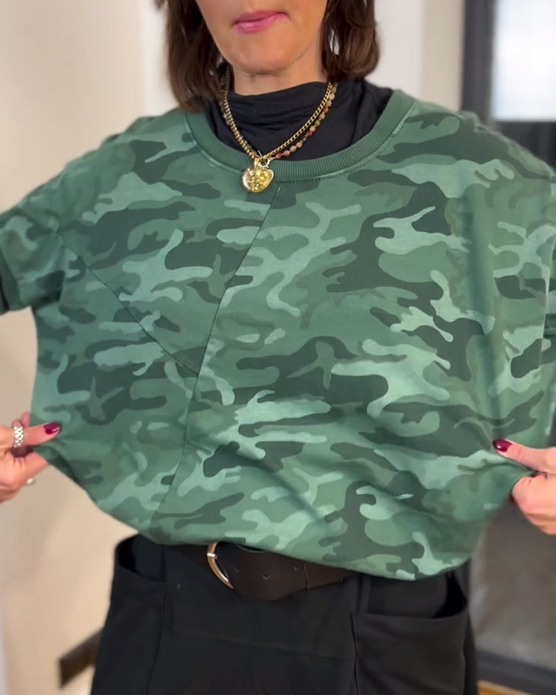 Lässiges sweatshirt mit rundhalsausschnitt und camouflage-print