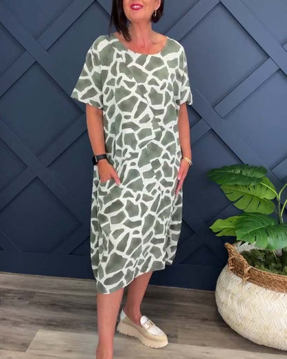 Lässiges Kleid mit Rundhalsausschnitt und Giraffenprint