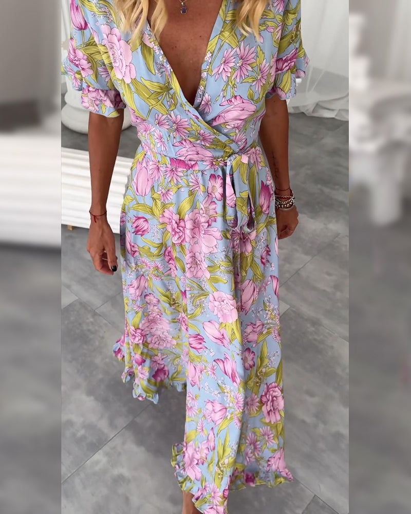 Vestido de férias com padrão floral e mangas com cordões e sino