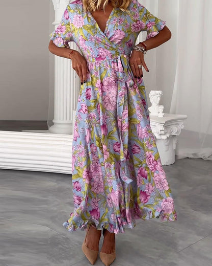 Vestido de férias com padrão floral e mangas com cordões e sino