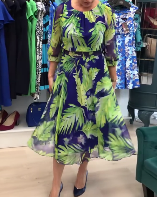 Modefest- Kleid mit rundhalsausschnitt und dreiviertelärmeln und blätterdruck