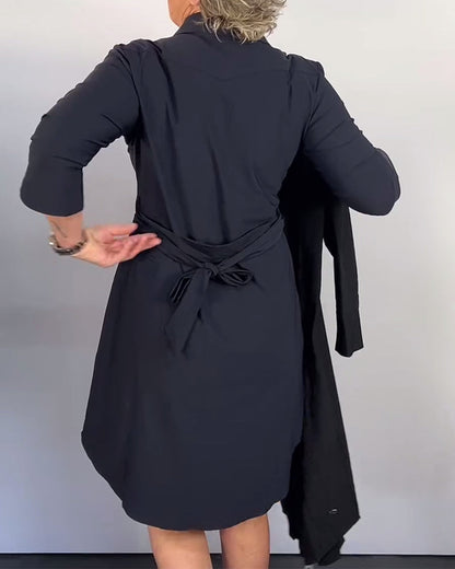 Modefest- Einfarbiges Kleid mit Revers und Knöpfen