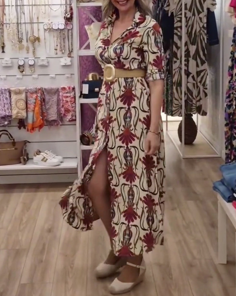 Vestido com estampa vintage e fenda na lapela