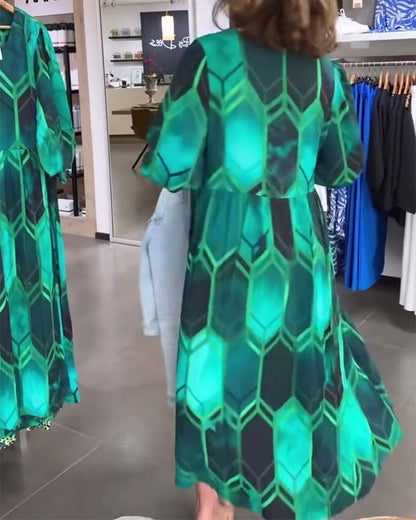 Vestido estampado com manga três quartos e decote em V