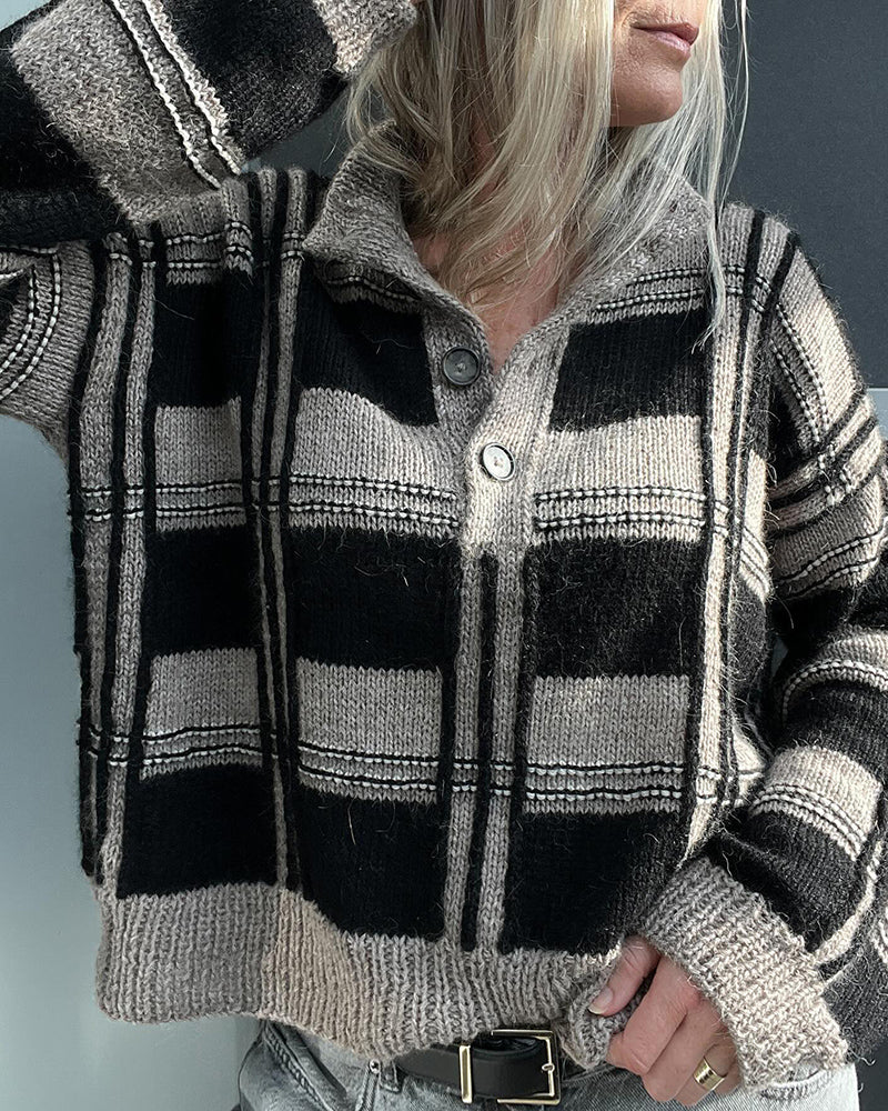 Lässiger pullover mit kontrastierendem karomuster, stehkragen und knopf