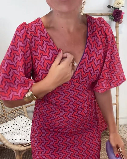 Vestido estampado con escote en pico y espalda descubierta.