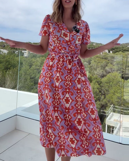 Vestido de moda con abertura estampada con cordones.