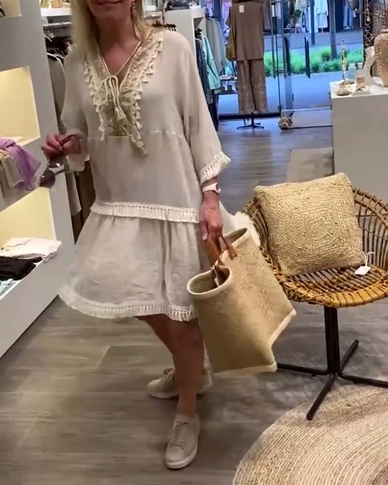 Vestido casual de encaje con escote en pico y flecos