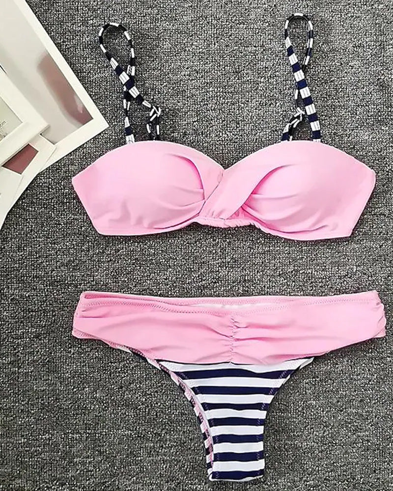 Modefest- Bikini mit gestreiftem Aufdruck