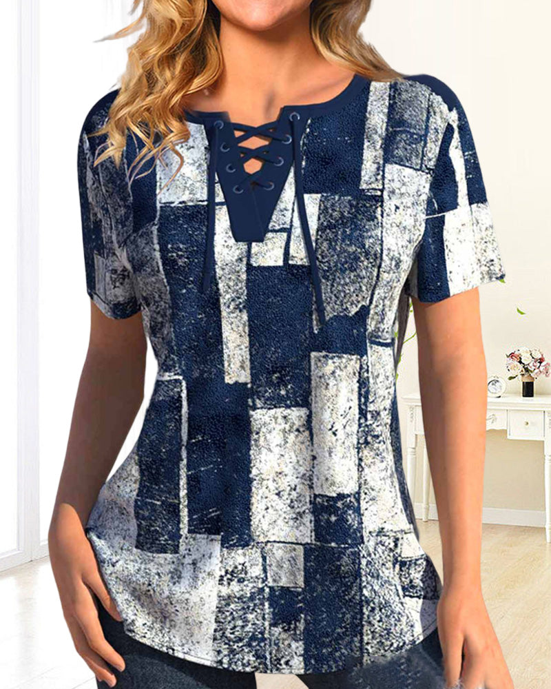 Modefest- Bluse mit geometrischem Print und Schnürung