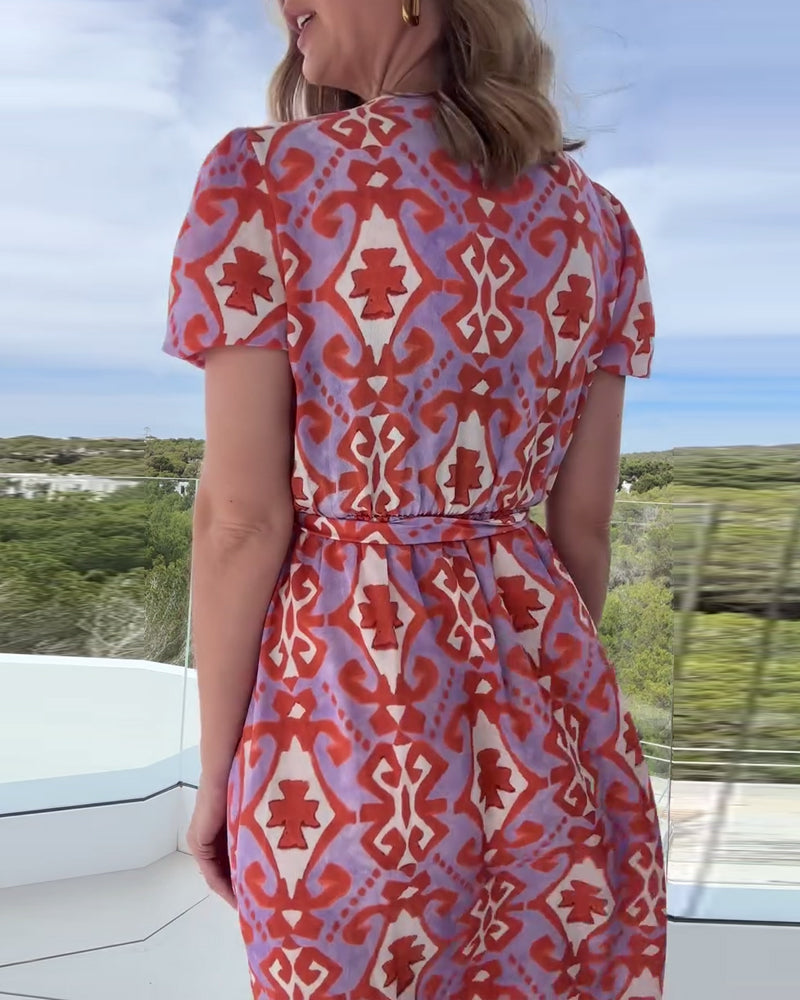 Vestido de moda con abertura estampada con cordones.