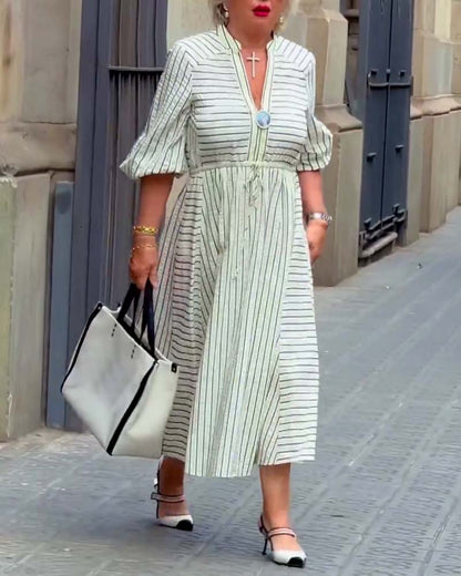 Vestido con cuello de pico, mangas farol y estampado de rayas