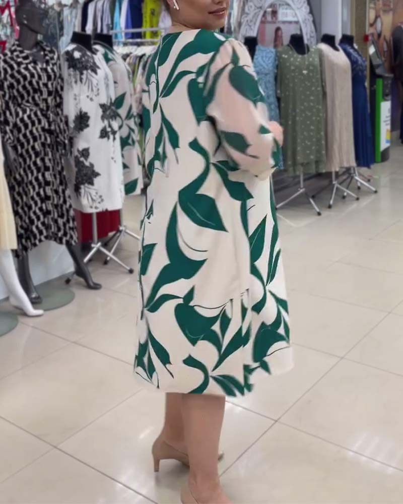 Casual, loose dress with round neck and leaf print