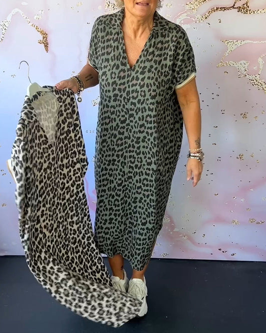 Kurzärmliges kleid mit leopardenmuster und v-ausschnitt