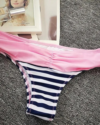 Modefest- Bikini mit gestreiftem Aufdruck