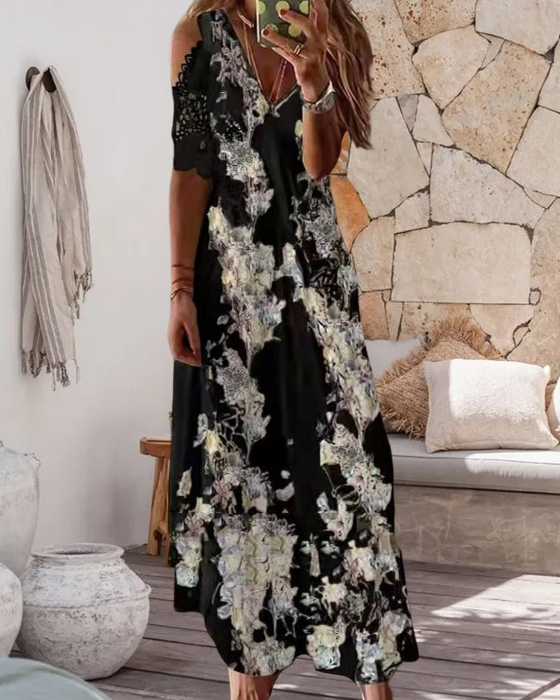 Modefest- Kleid mit Blumendruck und kurzen Spitzenärmeln