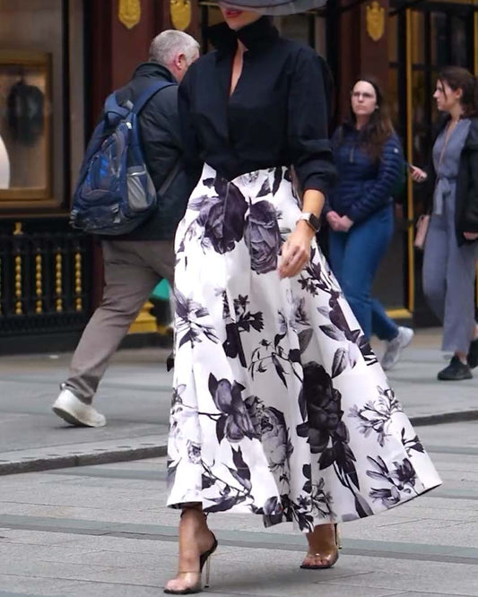 Vestido elegante com padrão floral e gola alta e manga comprida