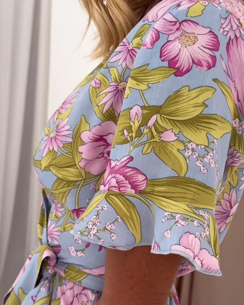 Vestido de férias com padrão floral e mangas com cordões e sino