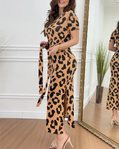 Elegantes Kleid mit Schlitz und Leopardenmuster