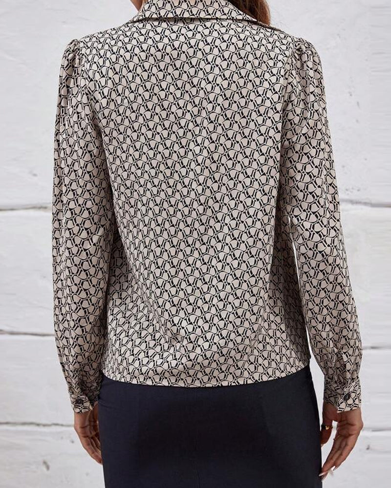 Modefest- Elegante Bluse mit geometrisch bedrucktem Revers