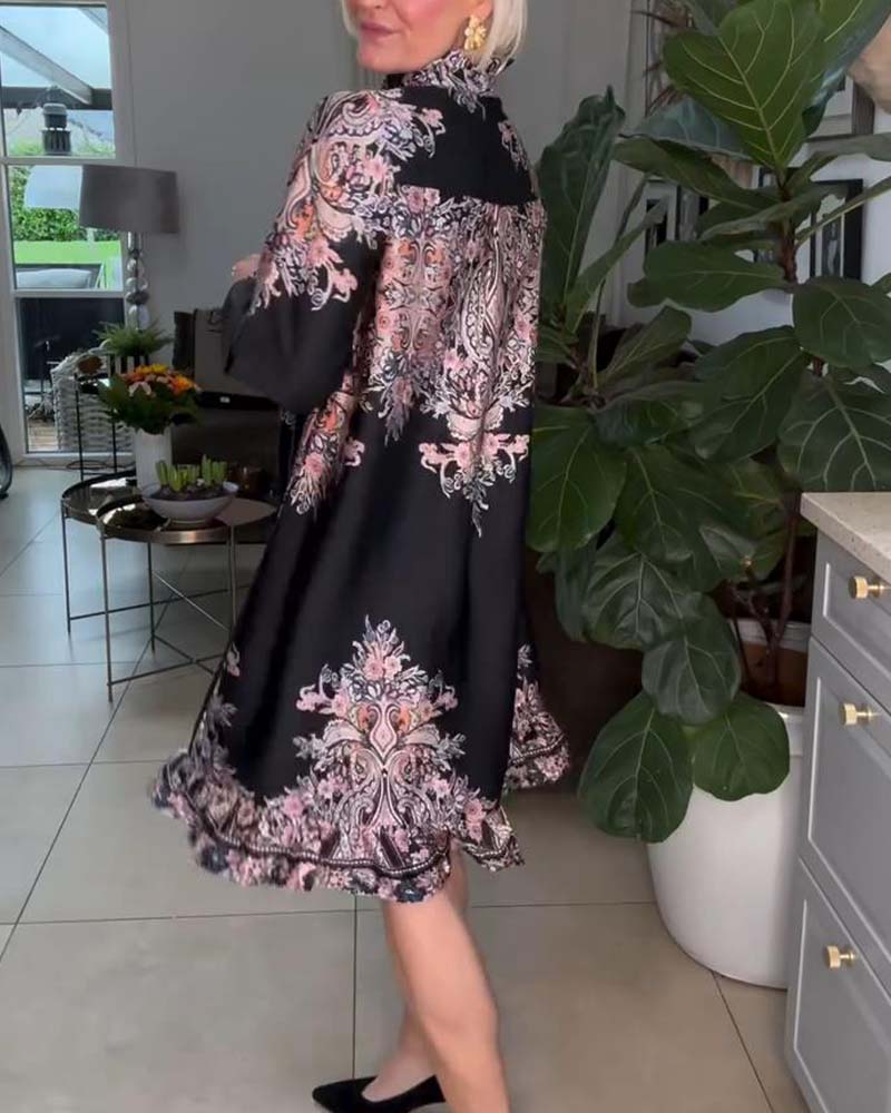 Robe élégante à col roulé avec patte de boutonnage et imprimé vintage