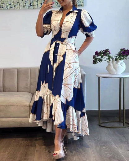 Modefest- Elegantes Kleid mit Rüschen und Aufdruck am Revers