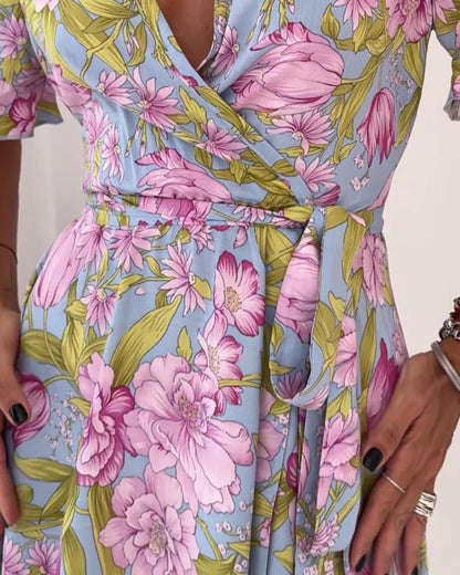 Vestido de férias com padrão floral e mangas com cordões e sino