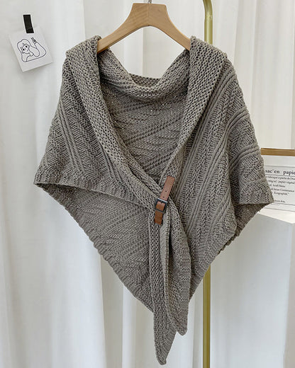 Modefest- Gestricktes Dreieckstuch mit Lederschnalle Grau