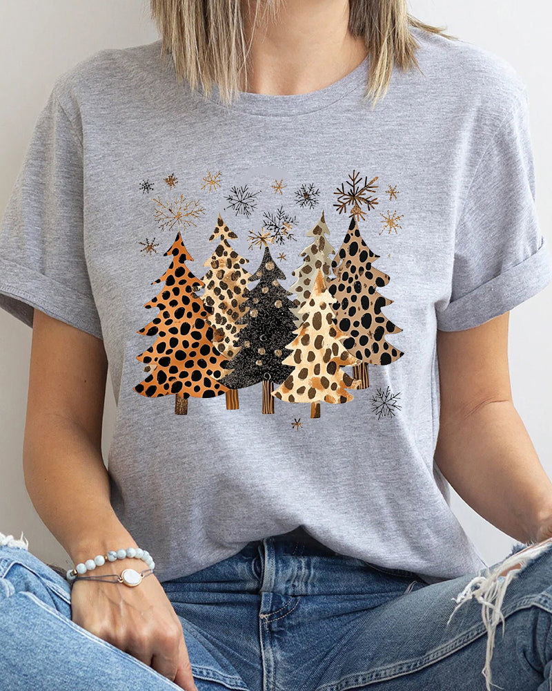 Kurzärmliges T-Shirt mit Weihnachtsbaum-Leoparden-Schneeflocken-Print und Rundhalsausschnitt