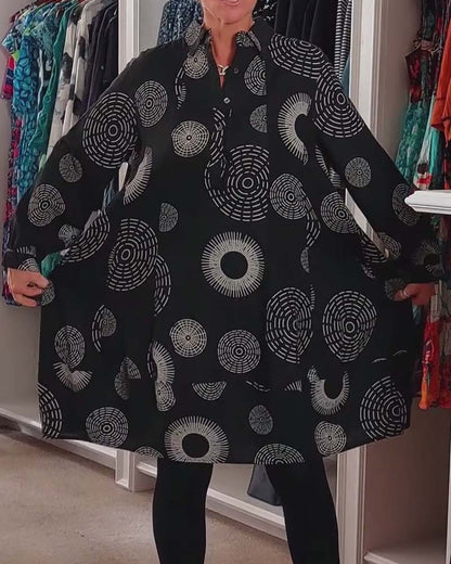 Lässiges Kleid mit Revers und geometrischem Print