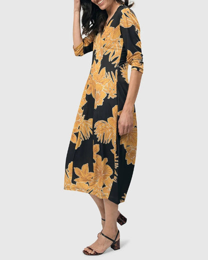 Elegant V-neck dress with contrasting floral print