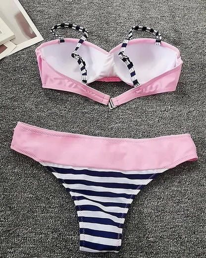 Modefest- Bikini mit gestreiftem Aufdruck