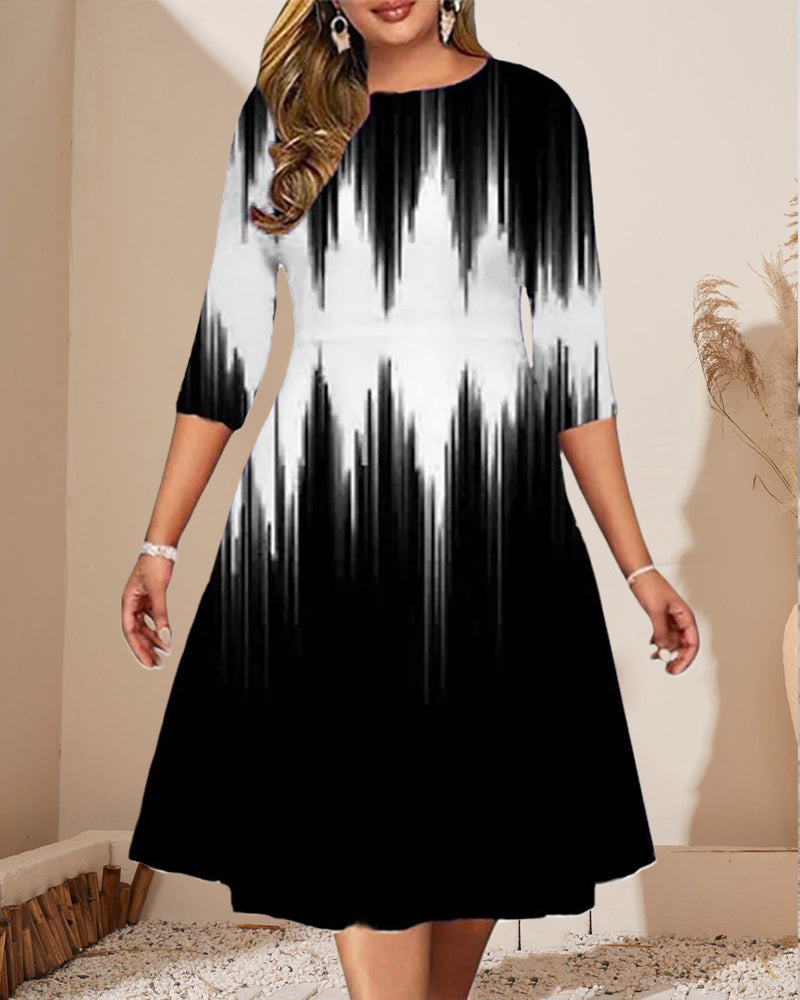 Modefest- Kleid mit halben Ärmeln, Rundhalsausschnitt und Aufdruck Schwarz-Weiß-Verlauf