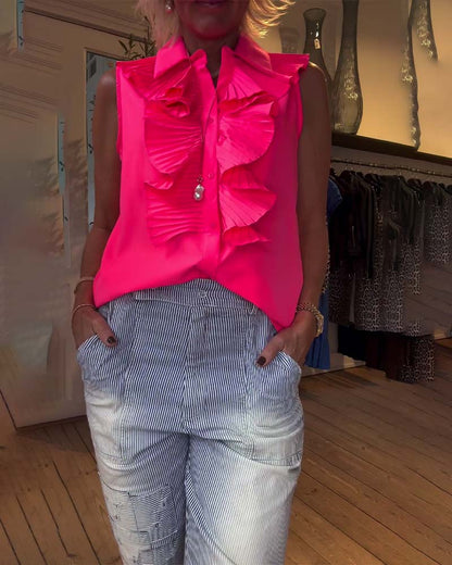 Fashionable sleeveless blouse with ruffles and lapels