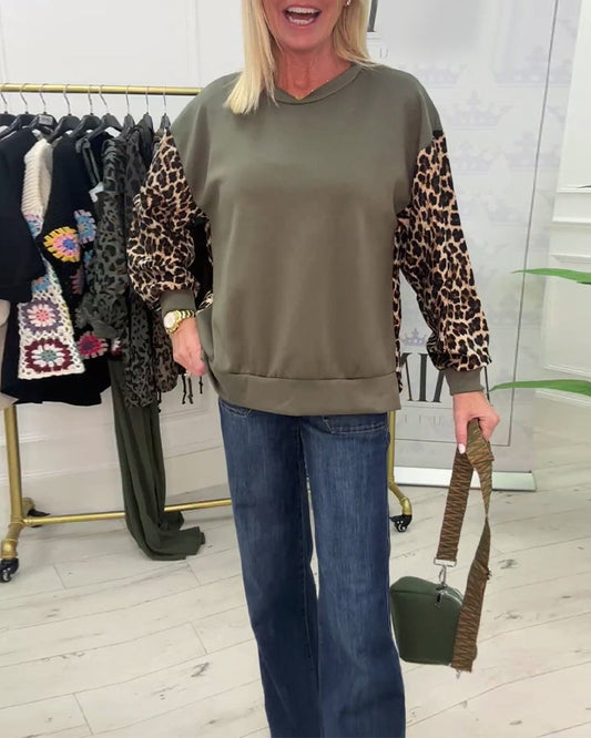 Fashionable sweatshirt with round neck and leopard print