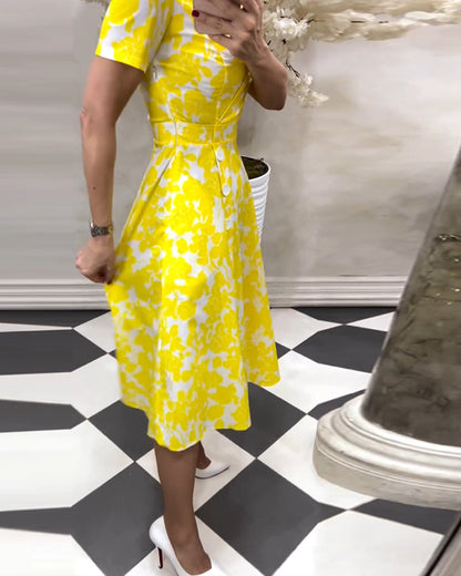 Kurzärmliges Crossover-Kleid mit Knopfleiste und Kontrastdruck