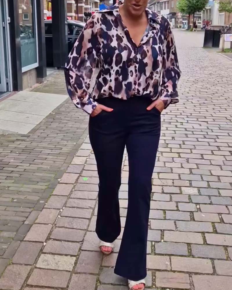 Fashionable long-sleeved shirt with leopard print and lapel