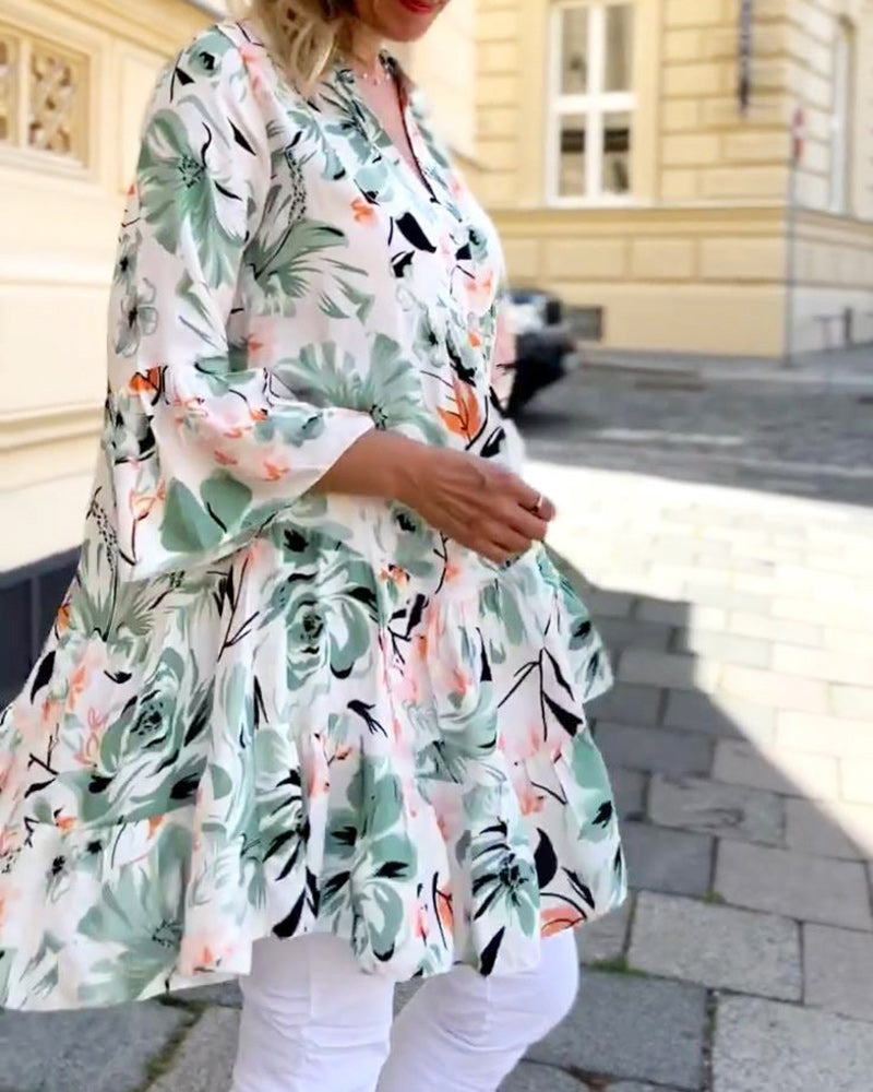 Elegant blouse with v-neck and floral print