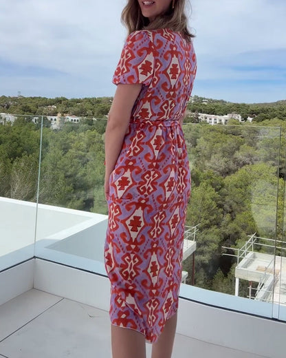 Vestido de moda con abertura estampada con cordones.