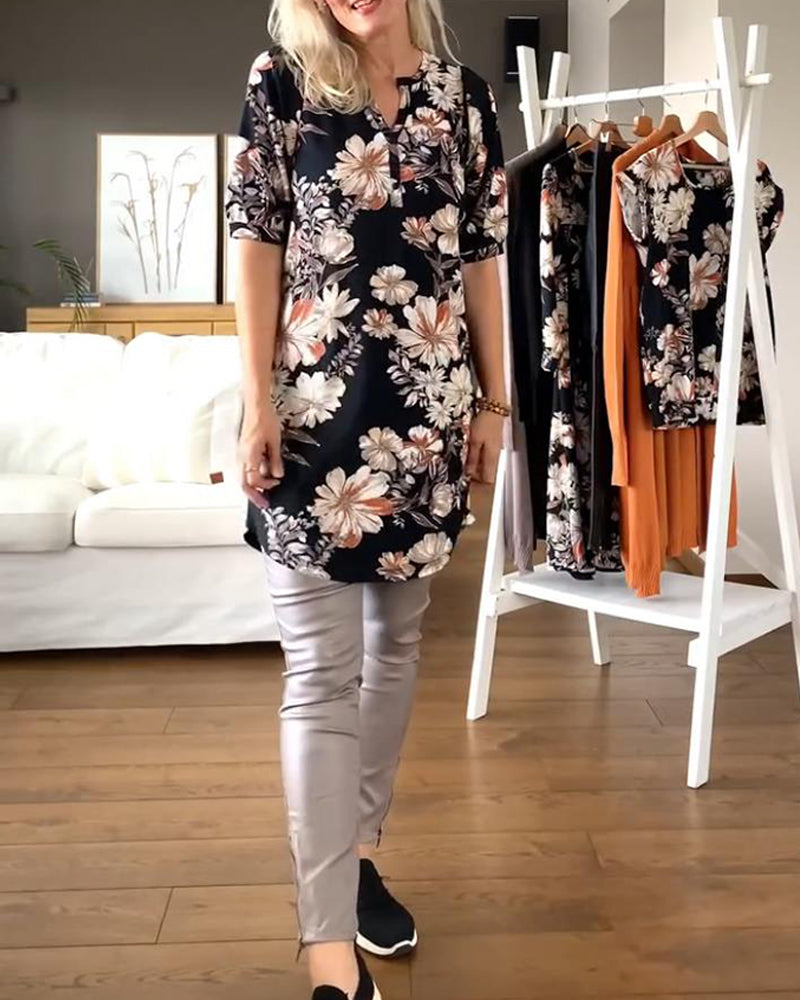 Blusa informal con estampado floral y manga media.