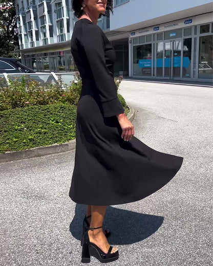 Elegantes Kleid in Volltonfarbe mit Schlitzausschnitt