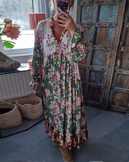 Lockeres kleid mit blumenkontrast