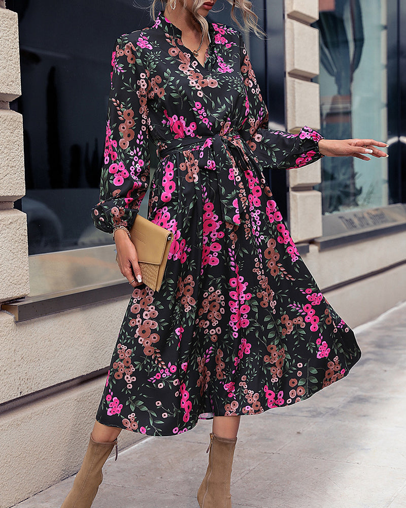 Modefest- Floral bedrucktes Kleid mit V-Ausschnitt