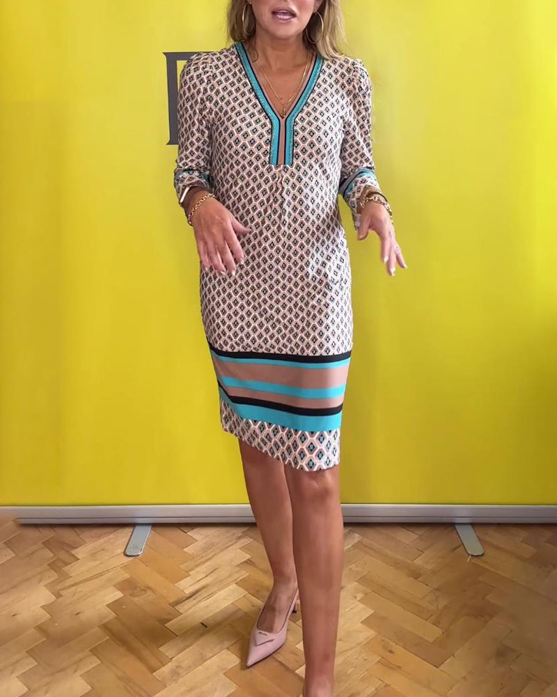 Vestido casual con escote en pico y manga tres cuartos.