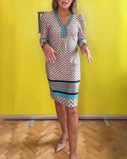 Vestido casual con escote en pico y manga tres cuartos.