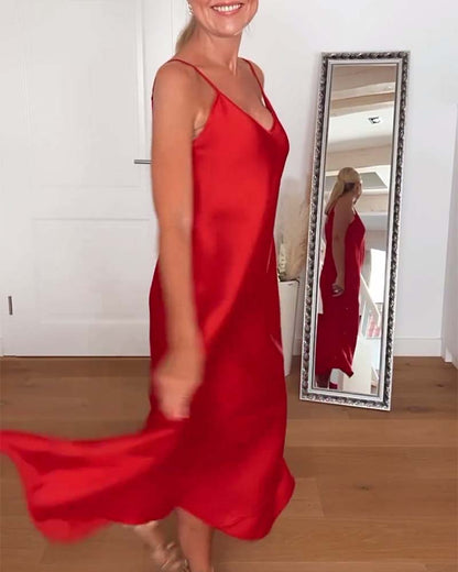 Elegantes einfarbiges kleid mit dünnen trägern