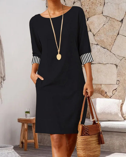 Elegant dress with round neck and striped pattern